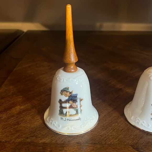 Vintage M.J. Hummel "retreat to Lafety" Porcelain
Bell w/Wooden Handle. - Picture 1 of 3